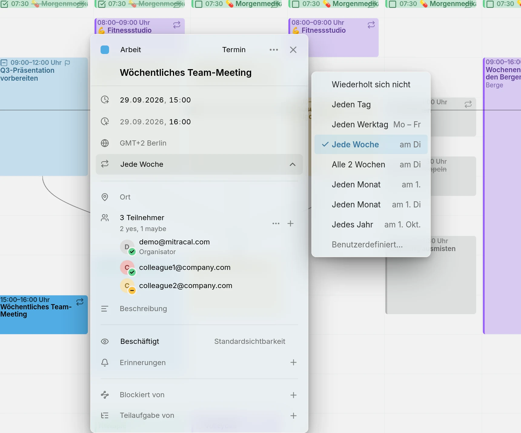 Der Editor eines wöchentlichen Team-Meetings mit geöffneter Liste Wiederholung: Wiederholt sich nicht, Jeden Tag, Jeden Werktag, Jede Woche am Di., Alle 2 Wochen, Jeden Monat am 1., am 1. Di., Jedes Jahr und Benutzerdefiniert